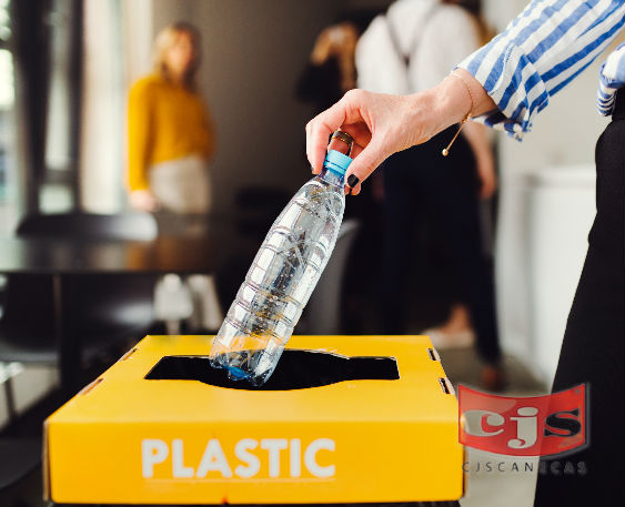 Importancia del reciclaje del plástico y cómo hacerlo | CJS Canecas